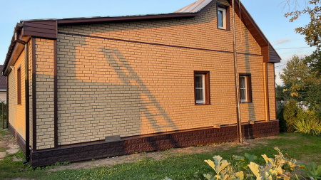 Обшивка фасадными панелями под кирпич